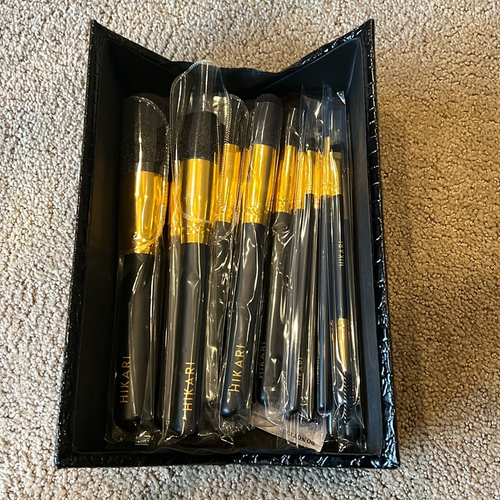 Hikari 16-piece Makeup Brush Set in Luxurious Case NWOT